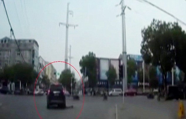 Η πιο ηλίθια απάτη: Μπήκε κάτω από τις ρόδες οχήματος, για να κατηγορήσει τον οδηγό [εικόνες] | iefimerida.gr 1