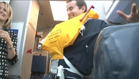 Καρέ καρέ τι πρέπει να κάνουν οι επιβάτες για να επιζήσουν σε περίπτωση αεροπορικού δυστυχήματος [βίντεο] | iefimerida.gr 2