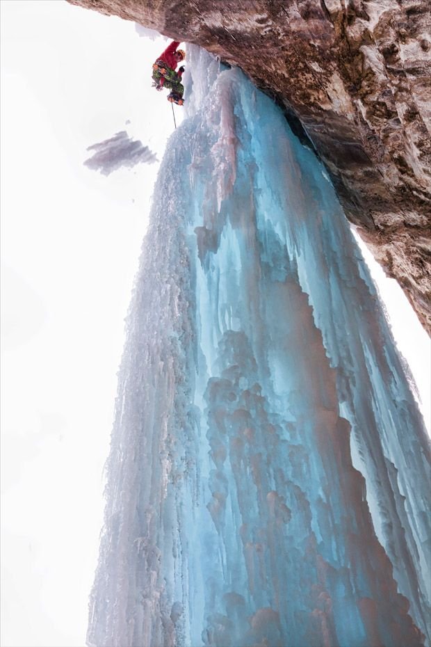 Ζευγάρι έκανε αναρρίχηση στα παγωμένα νερά καταρράκτη 150 μέτρων! [εικόνες] | iefimerida.gr 0