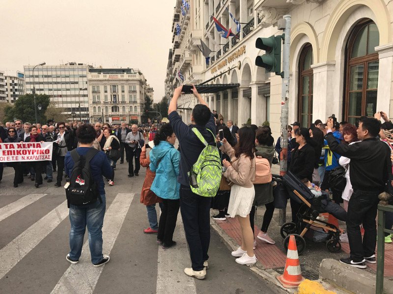 Κινέζοι τουρίστες τα 'χασαν με την πορεία των συνταξιούχων -Αρχισαν να τραβούν βίντεο [εικόνες] | iefimerida.gr 2