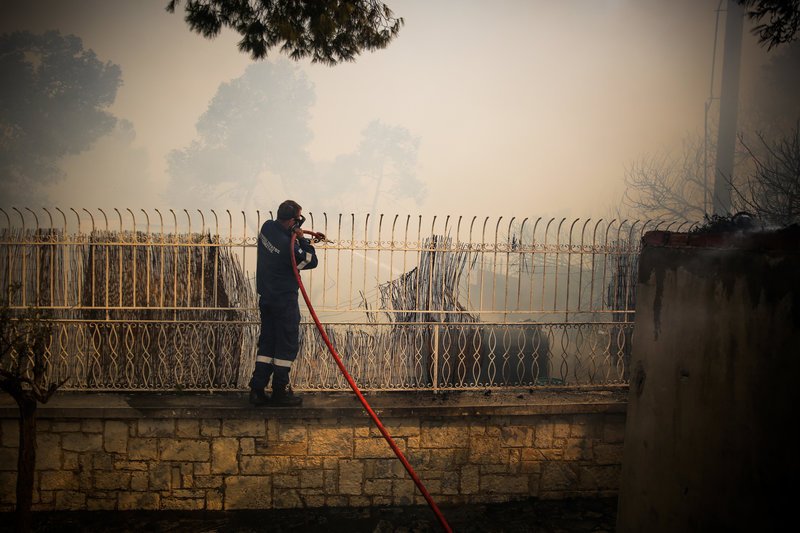 Βιβλική καταστροφή στην Κινέτα -Δεκάδες καμένα σπίτια [εικόνες] | iefimerida.gr 5