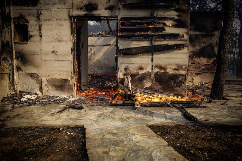 Βιβλική καταστροφή στην Κινέτα -Δεκάδες καμένα σπίτια [εικόνες] | iefimerida.gr 7