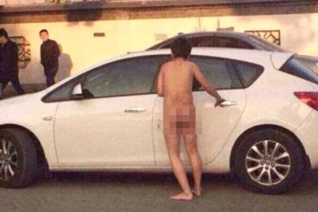 Μαινόμενη σύζυγος πιάνει στα πράσα τον άνδρα της με τη δίδυμη αδελφή της, τους ξεγυμνώνει και τους πετάει στον δρόμο [εικόνες] | iefimerida.gr 1