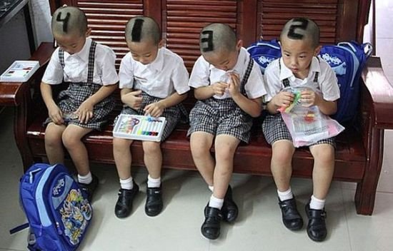 Μητέρα βρήκε πρωτοποριακό τρόπο να ξεχωρίζει τα τετράδυμα αγόρια της [εικόνα] | iefimerida.gr 0