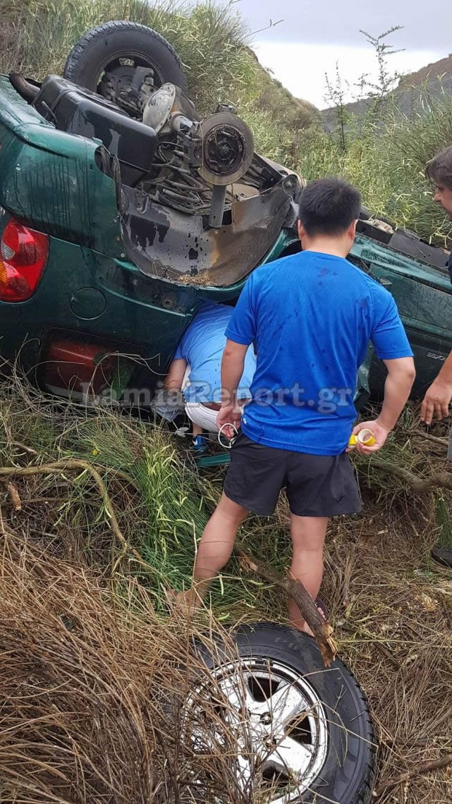 Λαμία: Είχαν... άγιο 5 Κινέζοι -Τούμπαρε το τζιπ, τους απεγκλώβισε η πυροσβεστική [εικόνες] | iefimerida.gr 1