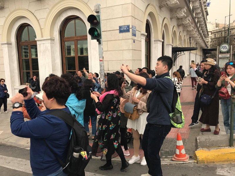 Κινέζοι τουρίστες τα 'χασαν με την πορεία των συνταξιούχων -Αρχισαν να τραβούν βίντεο [εικόνες] | iefimerida.gr 0