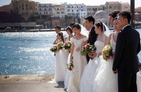 Tο «κρητικό» όνειρο νεαρών Κινέζων: 16 «τριανταφυλλένιοι γάμοι» με φόντο το απέραντο γαλάζιο [εικόνες&βίντεο] | iefimerida.gr 1