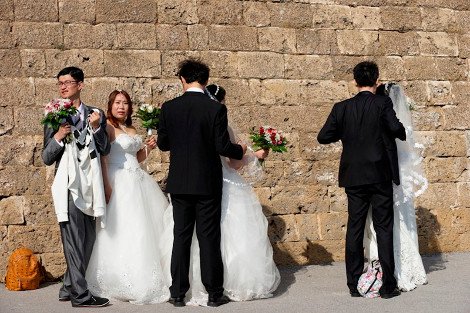 Tο «κρητικό» όνειρο νεαρών Κινέζων: 16 «τριανταφυλλένιοι γάμοι» με φόντο το απέραντο γαλάζιο [εικόνες&βίντεο] | iefimerida.gr 2
