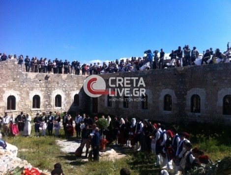 Tο «κρητικό» όνειρο νεαρών Κινέζων: 16 «τριανταφυλλένιοι γάμοι» με φόντο το απέραντο γαλάζιο [εικόνες&βίντεο] | iefimerida.gr 3