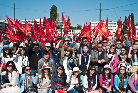 Γκρουπ Κινέζων εκστασιάζεται με την πορεία στο Σύνταγμα -Πόζαραν πλάι στα πανό, παρίσταναν τους διαδηλωτές, ύψωσαν τις γροθιές τους [εικόνες] | iefimerida.gr 0
