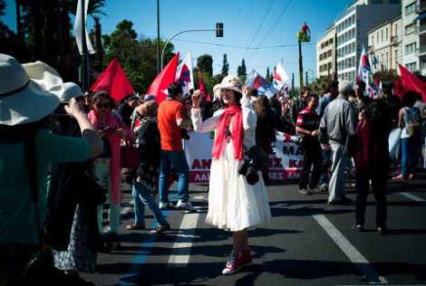 Γκρουπ Κινέζων εκστασιάζεται με την πορεία στο Σύνταγμα -Πόζαραν πλάι στα πανό, παρίσταναν τους διαδηλωτές, ύψωσαν τις γροθιές τους [εικόνες] | iefimerida.gr 9