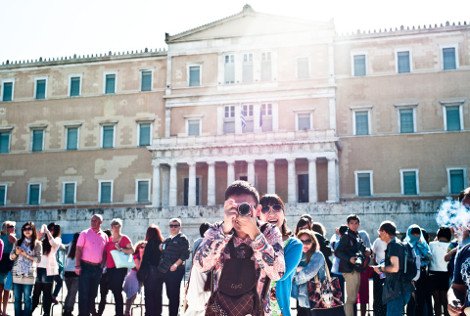 Γκρουπ Κινέζων εκστασιάζεται με την πορεία στο Σύνταγμα -Πόζαραν πλάι στα πανό, παρίσταναν τους διαδηλωτές, ύψωσαν τις γροθιές τους [εικόνες] | iefimerida.gr 10