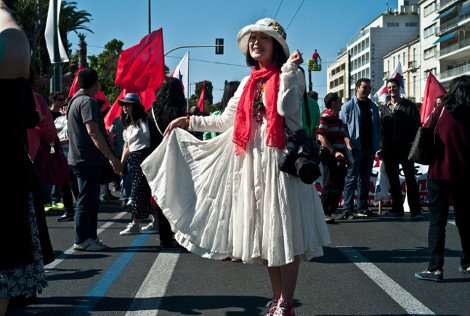 Γκρουπ Κινέζων εκστασιάζεται με την πορεία στο Σύνταγμα -Πόζαραν πλάι στα πανό, παρίσταναν τους διαδηλωτές, ύψωσαν τις γροθιές τους [εικόνες] | iefimerida.gr 2