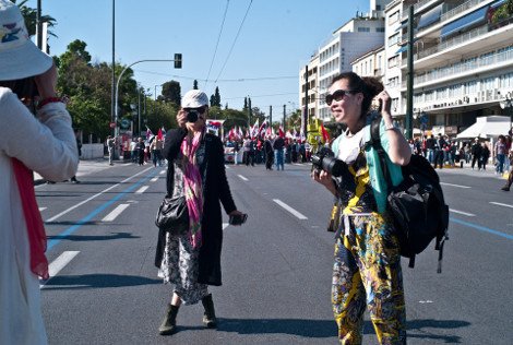 Γκρουπ Κινέζων εκστασιάζεται με την πορεία στο Σύνταγμα -Πόζαραν πλάι στα πανό, παρίσταναν τους διαδηλωτές, ύψωσαν τις γροθιές τους [εικόνες] | iefimerida.gr 3