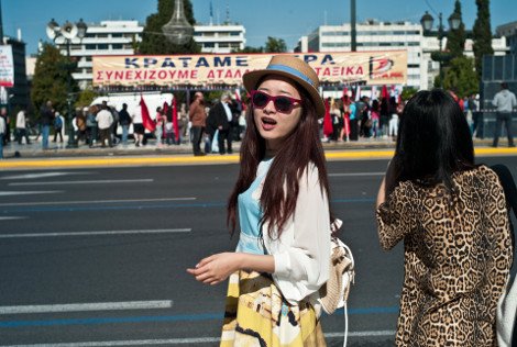 Γκρουπ Κινέζων εκστασιάζεται με την πορεία στο Σύνταγμα -Πόζαραν πλάι στα πανό, παρίσταναν τους διαδηλωτές, ύψωσαν τις γροθιές τους [εικόνες] | iefimerida.gr 4