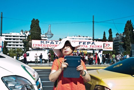 Γκρουπ Κινέζων εκστασιάζεται με την πορεία στο Σύνταγμα -Πόζαραν πλάι στα πανό, παρίσταναν τους διαδηλωτές, ύψωσαν τις γροθιές τους [εικόνες] | iefimerida.gr 6