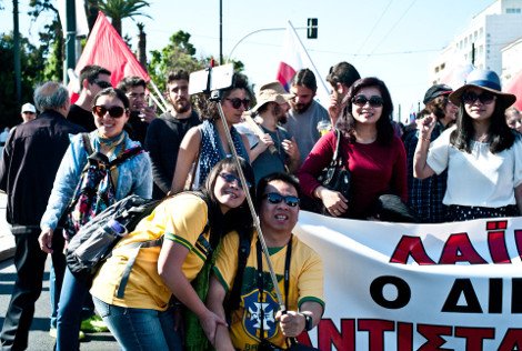 Γκρουπ Κινέζων εκστασιάζεται με την πορεία στο Σύνταγμα -Πόζαραν πλάι στα πανό, παρίσταναν τους διαδηλωτές, ύψωσαν τις γροθιές τους [εικόνες] | iefimerida.gr 7