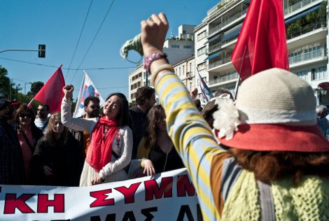 Γκρουπ Κινέζων εκστασιάζεται με την πορεία στο Σύνταγμα -Πόζαραν πλάι στα πανό, παρίσταναν τους διαδηλωτές, ύψωσαν τις γροθιές τους [εικόνες] | iefimerida.gr 8