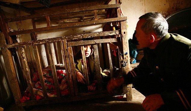 Κρατούν σε κλουβί άτομο με νοητική στέρηση... για να είναι ασφαλής [εικόνες] | iefimerida.gr 1