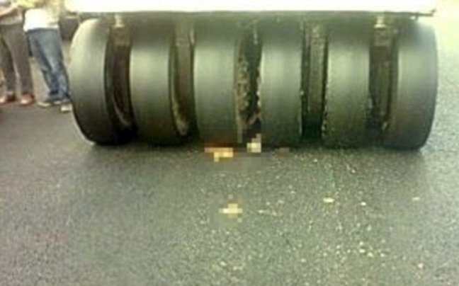 Σοκ: Κυβερνητικός οδοστρωτήρας συνέθλιψε Κινέζο διαδηλωτή [εικόνες] | iefimerida.gr 1