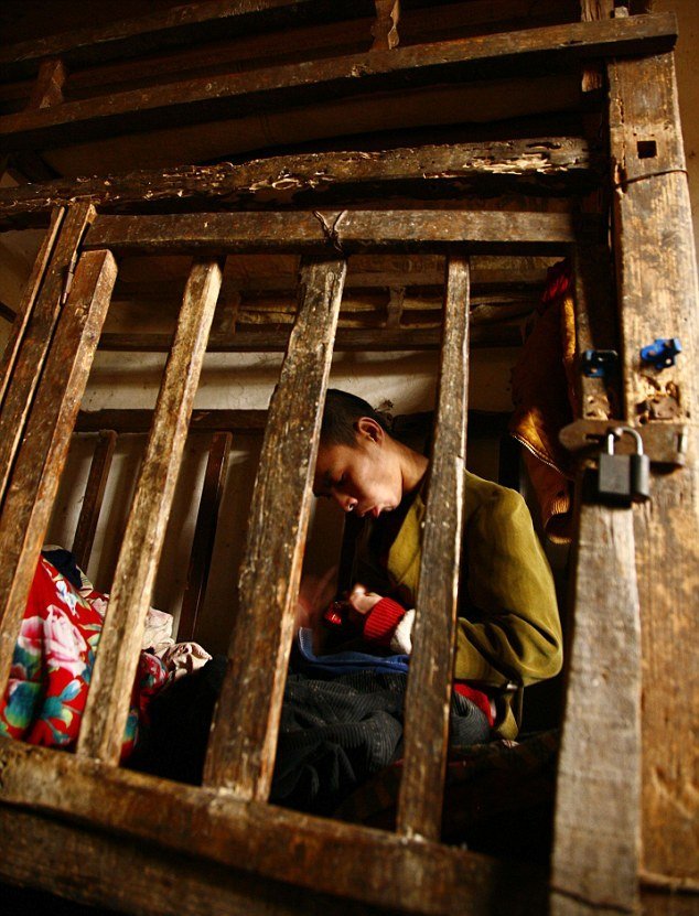 Κρατούν σε κλουβί άτομο με νοητική στέρηση... για να είναι ασφαλής [εικόνες] | iefimerida.gr 4