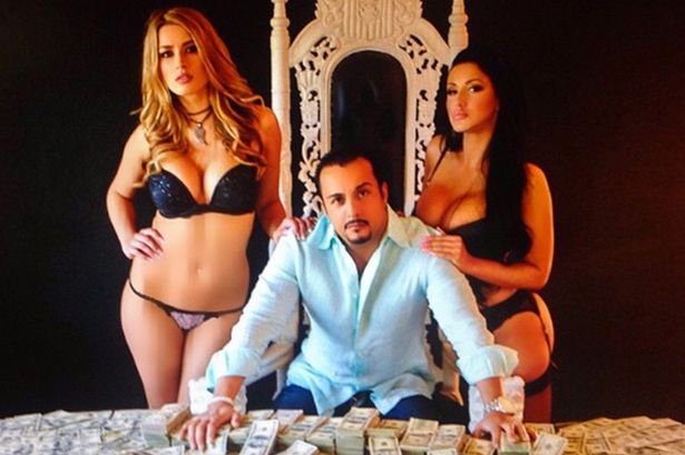 Βαλίτσες με μετρητά, ημίγυμνα μοντέλα και σπορ αυτοκίνητα -Διαγωνισμός τρέλας για το ποιος θα γίνει βασιλιάς του Instagram [εικόνες] | iefimerida.gr 5