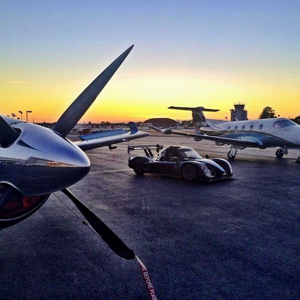 Βαλίτσες με μετρητά, ημίγυμνα μοντέλα και σπορ αυτοκίνητα -Διαγωνισμός τρέλας για το ποιος θα γίνει βασιλιάς του Instagram [εικόνες] | iefimerida.gr 10