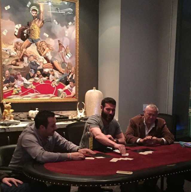 Βαλίτσες με μετρητά, ημίγυμνα μοντέλα και σπορ αυτοκίνητα -Διαγωνισμός τρέλας για το ποιος θα γίνει βασιλιάς του Instagram [εικόνες] | iefimerida.gr 2