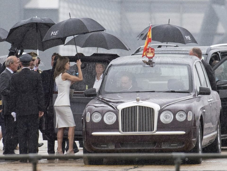 Ολα έτοιμα για τον «πόλεμο του στιλ»: Στο Μπάκιγχαμ η βασίλισσα Λετίθια θα... κονταροχτυπηθεί με την Κέιτ [εικόνες] | iefimerida.gr 2