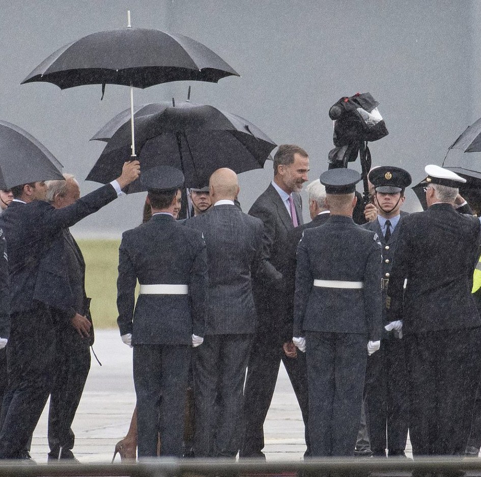 Ολα έτοιμα για τον «πόλεμο του στιλ»: Στο Μπάκιγχαμ η βασίλισσα Λετίθια θα... κονταροχτυπηθεί με την Κέιτ [εικόνες] | iefimerida.gr 0