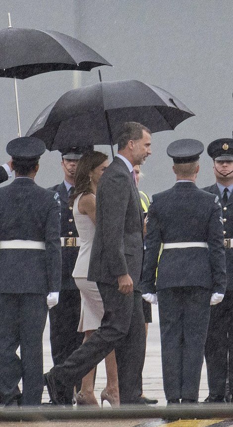 Ολα έτοιμα για τον «πόλεμο του στιλ»: Στο Μπάκιγχαμ η βασίλισσα Λετίθια θα... κονταροχτυπηθεί με την Κέιτ [εικόνες] | iefimerida.gr 1