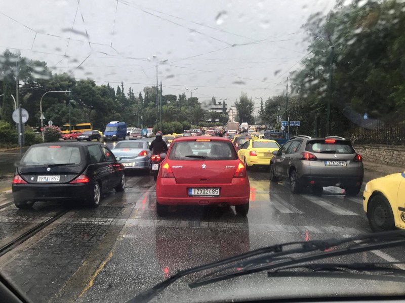 Μποτιλιάρισμα στους δρόμους της Αθήνας εξαιτίας της βροχής | iefimerida.gr 2
