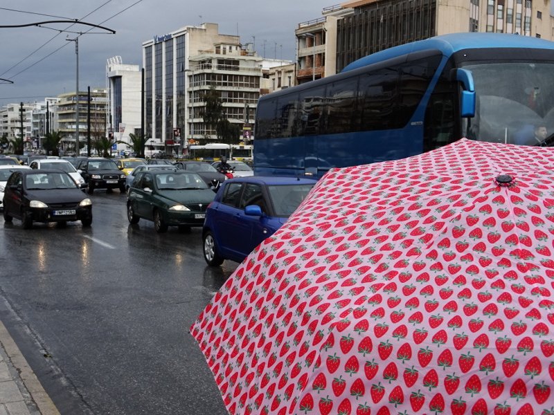 Χάος στους δρόμους εξαιτίας της βροχής -Πού υπάρχει αυξημένη κίνηση | iefimerida.gr 0