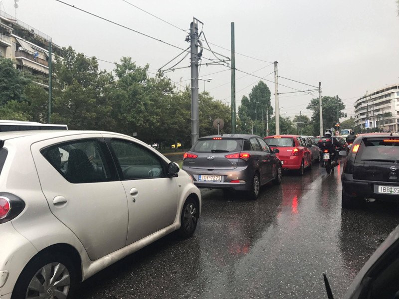 Κίνηση στους δρόμους της Αθήνας- φωτογραφία iefimerida