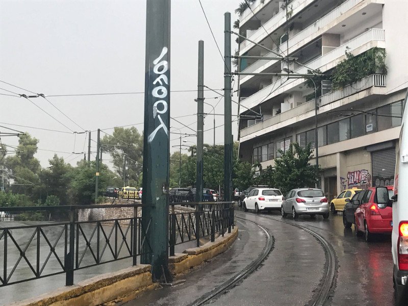 Μποτιλιάρισμα στους δρόμους της Αθήνας εξαιτίας της βροχής | iefimerida.gr 1