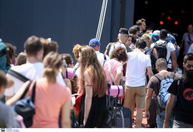 Αυξημένη η κίνηση στα λιμάνια -«Βούλιαξε» από αδειούχους ο Πειραιάς [εικόνες] | iefimerida.gr 9