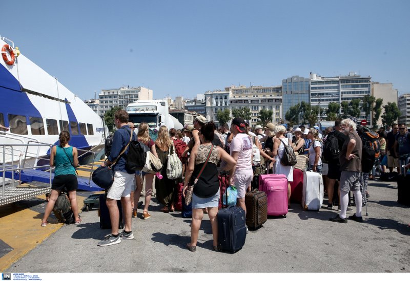 Αυξημένη η κίνηση στα λιμάνια -«Βούλιαξε» από αδειούχους ο Πειραιάς [εικόνες] | iefimerida.gr 10