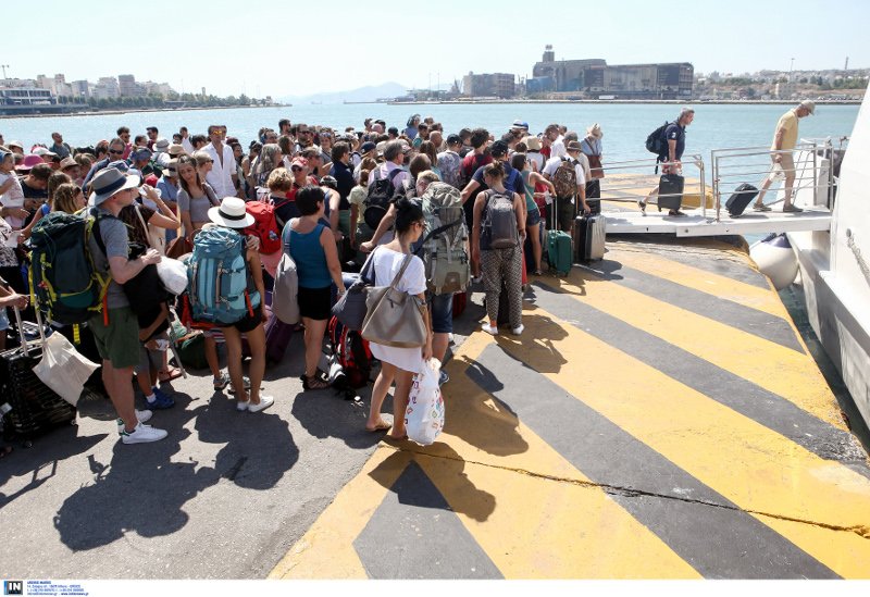 Αυξημένη η κίνηση στα λιμάνια -«Βούλιαξε» από αδειούχους ο Πειραιάς [εικόνες] | iefimerida.gr 11