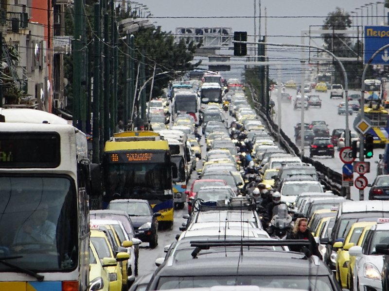 Χάος στους δρόμους εξαιτίας της βροχής -Πού υπάρχει αυξημένη κίνηση | iefimerida.gr 1