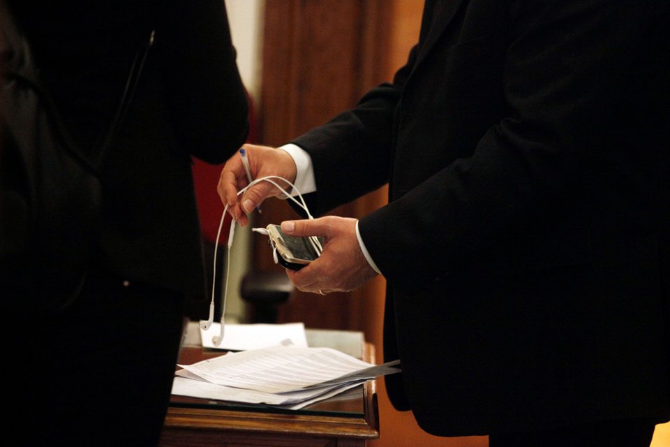 Ο Τσίπρας ζήτησε από τους υπουργούς να παραδώσουν τα κινητά τους πριν το υπουργικό [εικόνες] | iefimerida.gr 0