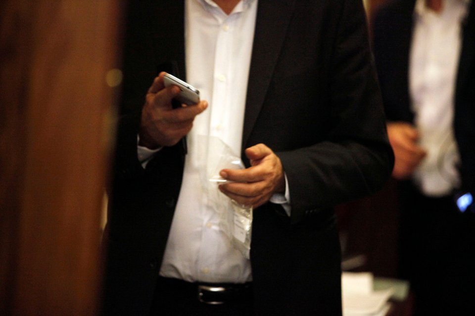 Ο Τσίπρας ζήτησε από τους υπουργούς να παραδώσουν τα κινητά τους πριν το υπουργικό [εικόνες] | iefimerida.gr 1