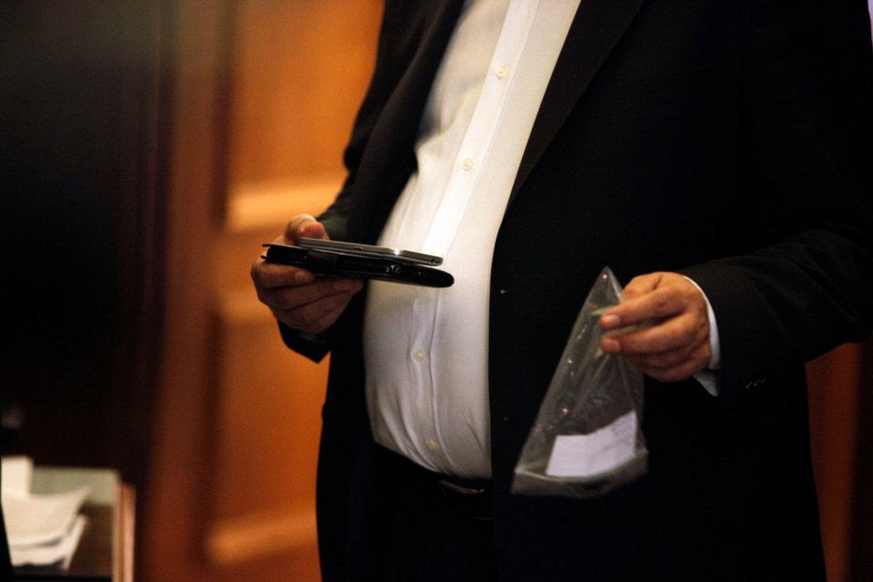 Ο Τσίπρας ζήτησε από τους υπουργούς να παραδώσουν τα κινητά τους πριν το υπουργικό [εικόνες] | iefimerida.gr 3