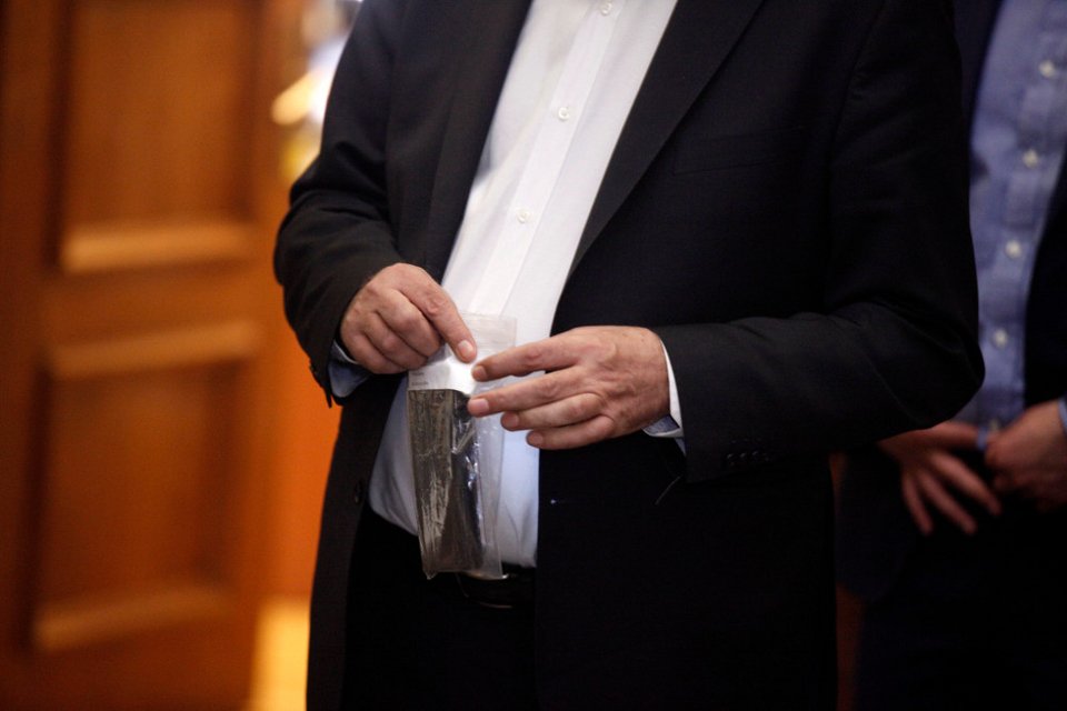 Ο Τσίπρας ζήτησε από τους υπουργούς να παραδώσουν τα κινητά τους πριν το υπουργικό [εικόνες] | iefimerida.gr 4