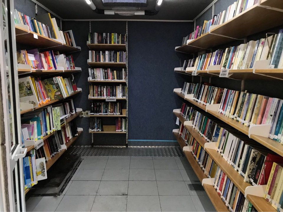 Ενα μεγάλο φορτηγό γεμάτο με χιλιάδες τίτλους βιβλίων, ξενόγλωσσα και ελληνικά