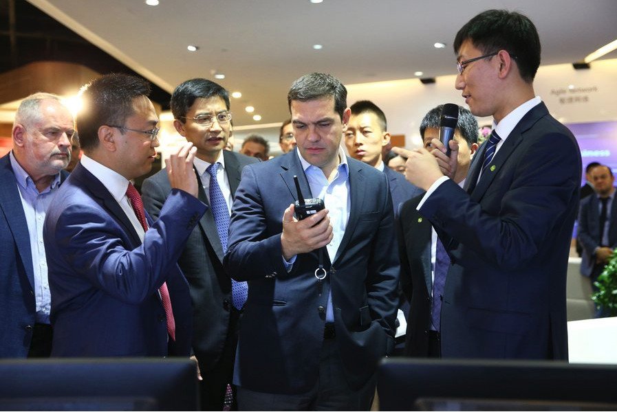 O Τσίπρας στην έδρα του τεχνολογικού κολοσσού Huawei -Τον ξενάγησαν υπό τους ήχους του Ζορμπά [εικόνες] | iefimerida.gr 0