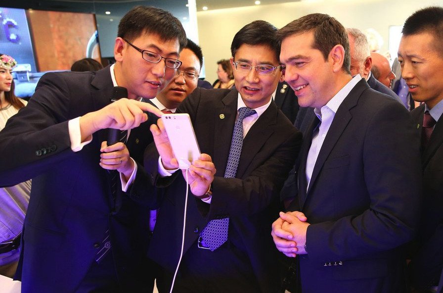 O Τσίπρας στην έδρα του τεχνολογικού κολοσσού Huawei -Τον ξενάγησαν υπό τους ήχους του Ζορμπά [εικόνες] | iefimerida.gr 1