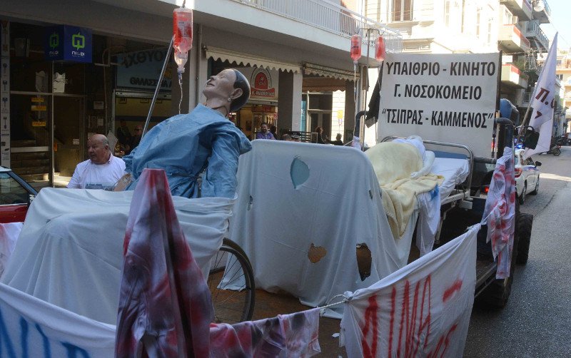 Πάτρα: Διαδηλωτές έριξαν ομοιώματα του Τσίπρα και των υπουργών από τη γέφυρα του Ρίου [εικόνες & βίντεο] | iefimerida.gr 5