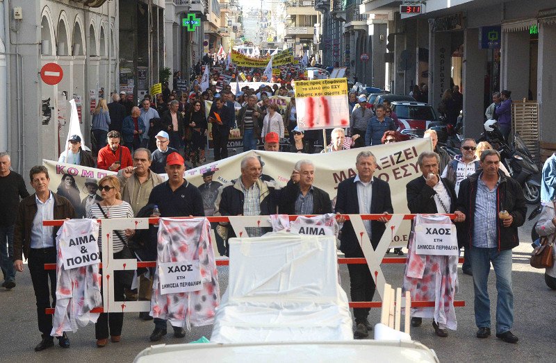 Πάτρα: Διαδηλωτές έριξαν ομοιώματα του Τσίπρα και των υπουργών από τη γέφυρα του Ρίου [εικόνες & βίντεο] | iefimerida.gr 6