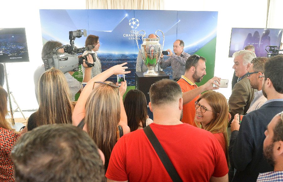 H Heineken έφερε το τρόπαιο του Champions League στην Αθήνα [εικόνες] | iefimerida.gr 2