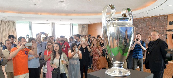 H Heineken έφερε το τρόπαιο του Champions League στην Αθήνα [εικόνες] | iefimerida.gr 0